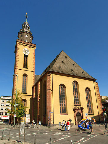 Katharinenkirche mit Straße Foto 
