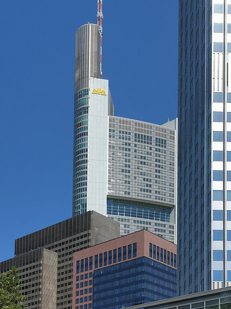 Commerzbanktower mit Häusern
