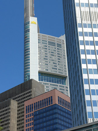 Foto Commerzbanktower mit Häusern