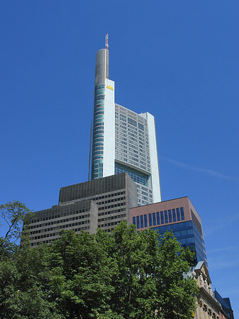 Foto Commerzbanktower mit Häusern - Frankfurt am Main