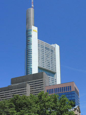 Foto Commerzbanktower mit Häusern - Frankfurt am Main