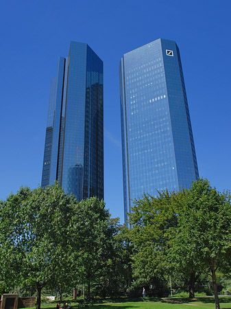 Foto Deutsche Bank mit Wiese