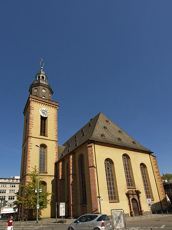 Foto Katharinenkirche mit Straße - Frankfurt am Main