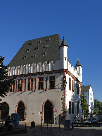 Leinwandhaus mit Straße