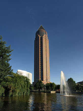 Messeturm mit Ludwig-Erhard-Anlage - Hessen (Frankfurt am Main)
