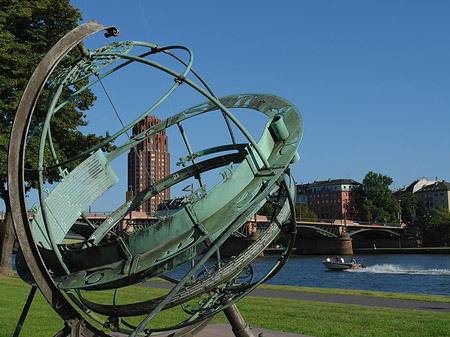 Äquatorialsonnenuhr mit Main Plaza - Hessen (Frankfurt am Main)