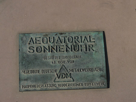 Fotos Information über Äquatorialsonnenuhr mit Schild