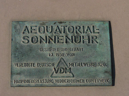Fotos Information über Äquatorialsonnenuhr mit Schild