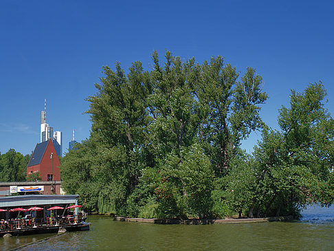 Foto Neuer Portikus mit Bäumen - Frankfurt am Main