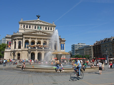 Alte Oper mit Brunnen Foto 