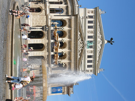 Alte Oper mit Brunnen Foto 
