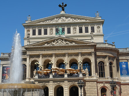 Alte Oper mit Brunnen