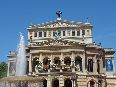 Alte Oper mit Brunnen Fotos