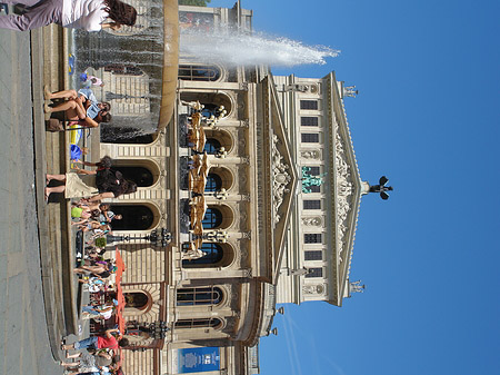 Alte Oper mit Brunnen