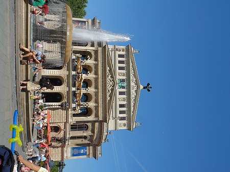 Fotos Alte Oper mit Brunnen