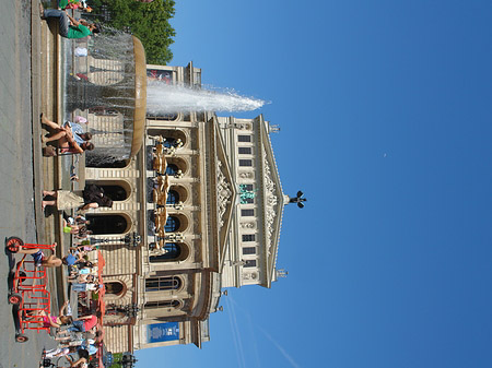 Alte Oper mit Brunnen Foto 