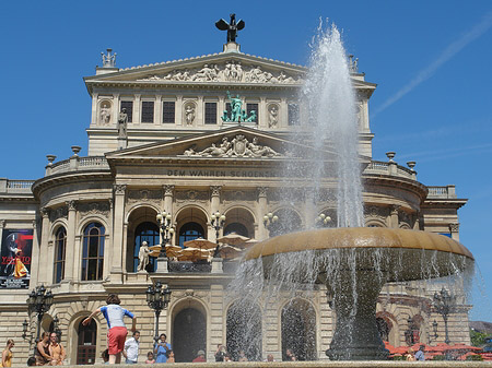 Fotos Alte Oper mit Brunnen