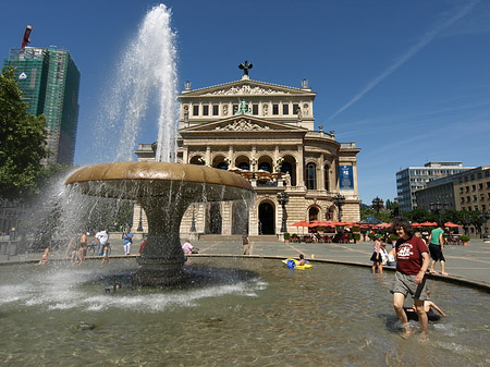 Alte Oper mit Brunnen