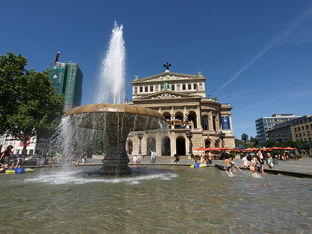 Alte Oper mit Brunnen