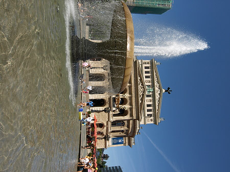 Foto Alte Oper mit Brunnen