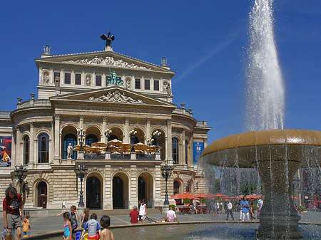 Alte Oper mit Brunnen Fotos