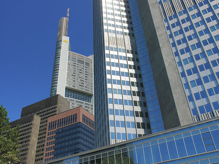Commerzbanktower mit Häusern