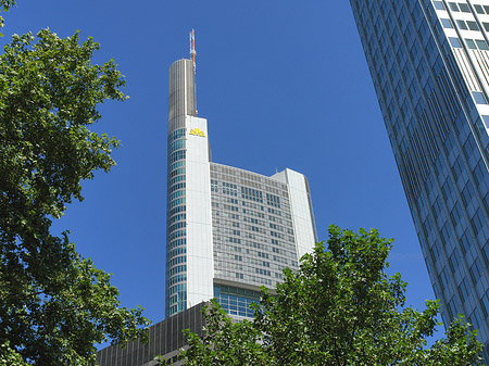 Commerzbanktower mit Häusern Fotos
