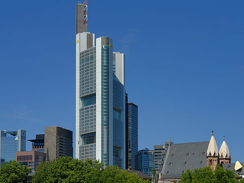 Commerzbank mit Leonhardskirche Foto 