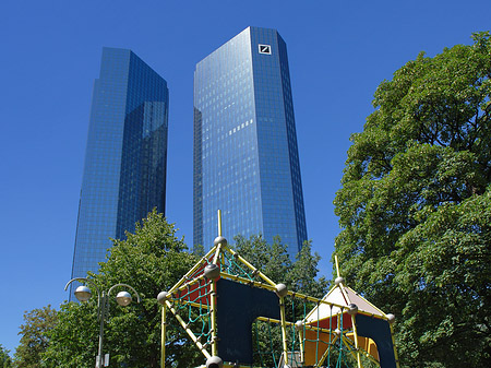 Foto Deutsche Bank mit Spielplatz