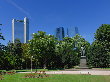 Trianon hinter Schillerstatue