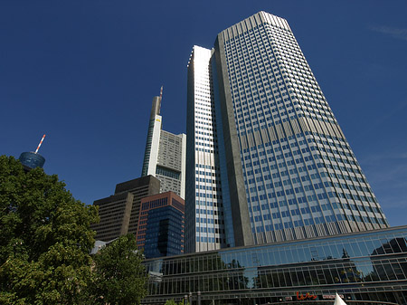 Eurotower mit Häusern Foto 