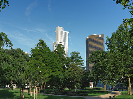 Friedrich-Ebert-Anlage mit Westendtower und Citytower