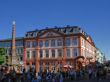Haus zum Grimmvogel mit Liebfrauenbrunnen - Hessen (Frankfurt am Main)