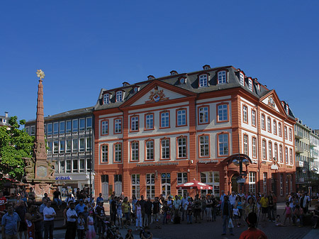 Haus zum Grimmvogel mit Liebfrauenbrunnen - Hessen (Frankfurt am Main)