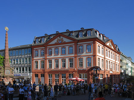 Haus zum Grimmvogel mit Liebfrauenbrunnen - Hessen (Frankfurt am Main)