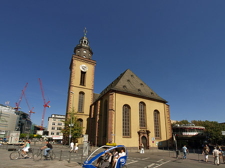 Katharinenkirche mit Straße Fotos