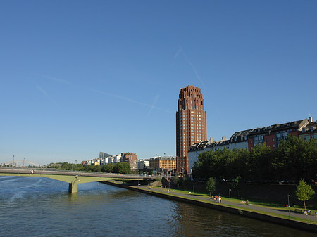 Main Plaza mit alter Brücke