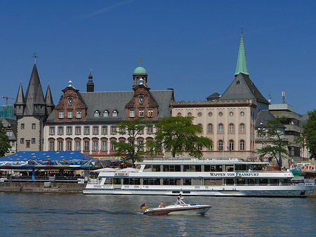 Saalhof mit Schiff