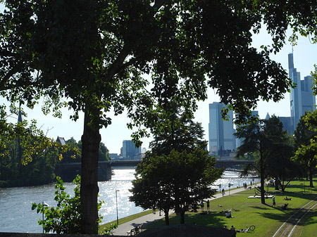 Skyline von Frankfurt hinter Sonnenuhr Fotos