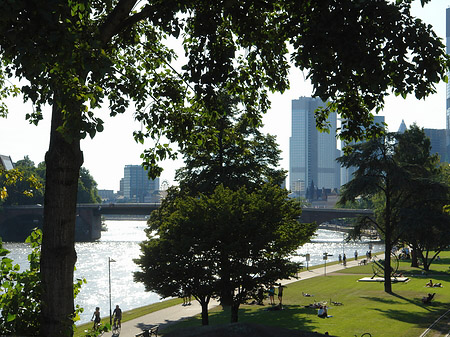 Skyline von Frankfurt hinter Sonnenuhr