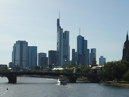 Foto Skyline von Frankfurt hinter Alter Brücke