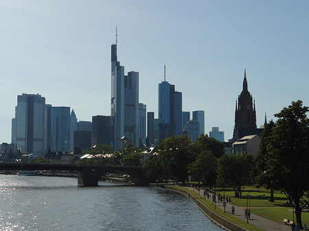 Skyline von Frankfurt hinter Alter Brücke - Hessen (Frankfurt am Main)