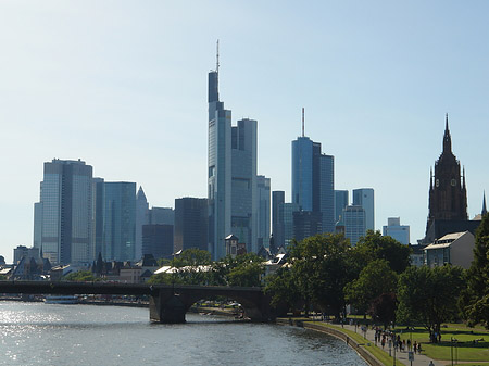 Skyline von Frankfurt hinter Alter Brücke Foto 