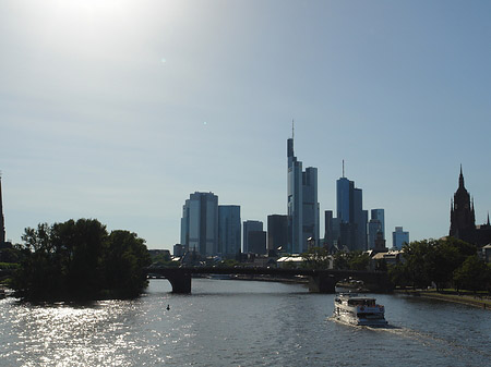 Skyline von Frankfurt hinter Alter Brücke Foto 