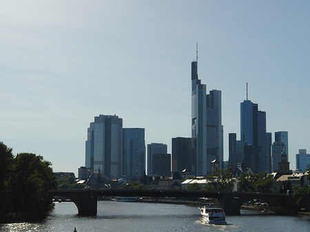 Skyline von Frankfurt hinter Alter Brücke Foto 