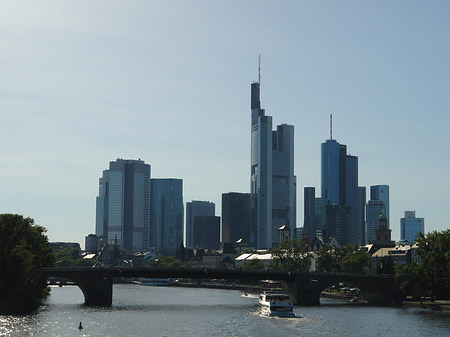 Skyline von Frankfurt hinter Alter Brücke Fotos