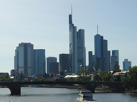 Skyline von Frankfurt mit Alter Brücke Fotos