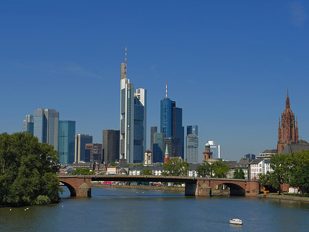 Skyline von Frankfurt mit Alter Brücke - Hessen (Frankfurt am Main)