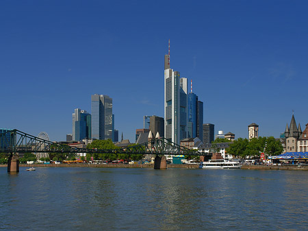 Skyline von Frankfurt mit eisernem Steg Fotos