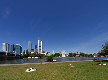 Foto Skyline von Frankfurt mit Sachsenhausener Ufer